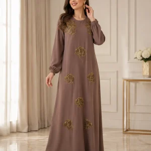 عبای زنانه مجلسی قهوه‌ای مدل گل‌دوزی طلایی - Image 2