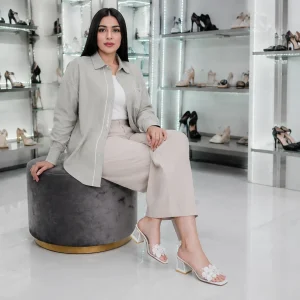 صندل پاشنه‌دار زنانه سیاه گل‌دار نگین‌دار - Image 2