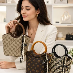کیف دستی زنانه دسته حلقوی با طرح مونوگرام و آویز فانتزی - Image 2