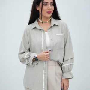 شومیز زنانه طوسی روشن با نوار گیپور سفید و آستین چیندار