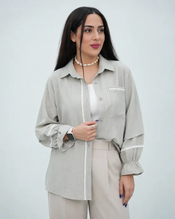 شومیز زنانه طوسی روشن با نوار گیپور سفید و آستین چین‌دار