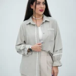 شومیز زنانه طوسی روشن با نوار گیپور سفید و آستین چین‌دار
