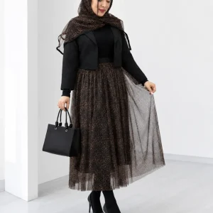 پیراهن مجلسی زنانه با کت کوتاه سیاه و شال طرحدار روی مدل