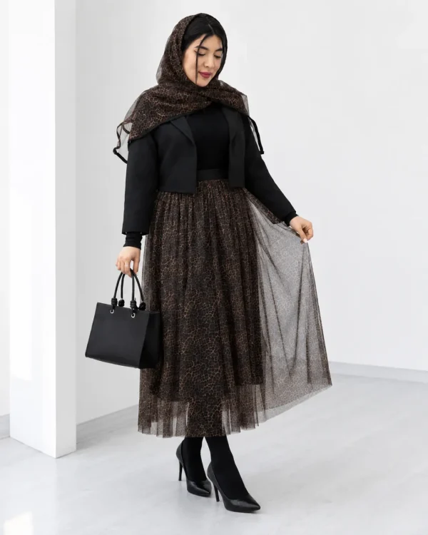 پیراهن مجلسی زنانه با کت کوتاه سیاه و شال طرح‌دار روی مدل
