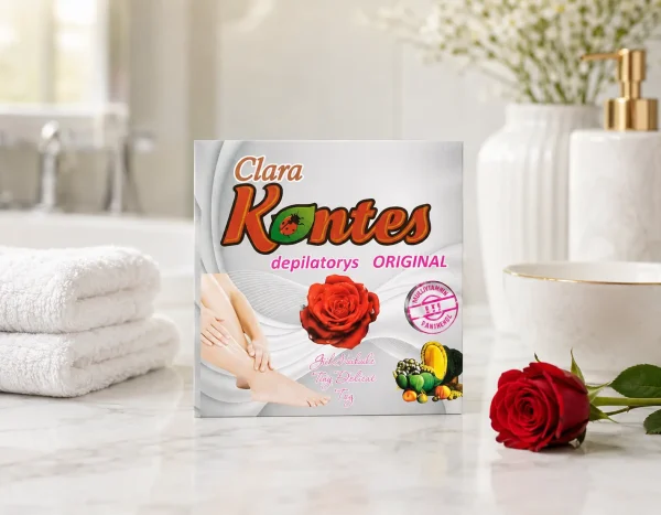 پودر موبر Clara Kontes روی سطح حمام کنار حوله و گل سرخ