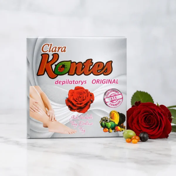 نمای روبه‌روی جعبه پودر موبر Clara Kontes کنار گل سرخ