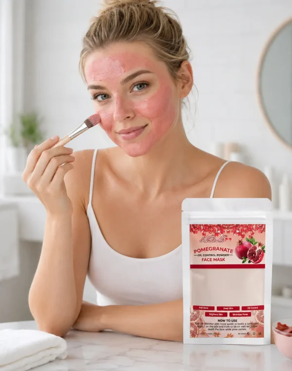 استفاده از ماسک پودری انار روی صورت با براش