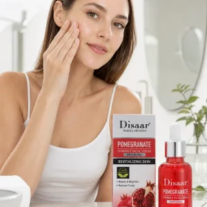سرم صورت انار دیسار کنار جعبه و مدل در محیط روشن
