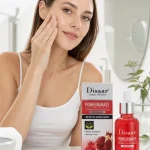 سرم صورت انار دیسار کنار جعبه و مدل در محیط روشن