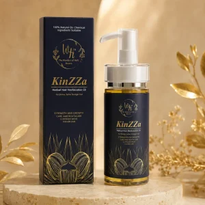 بطری پمپی روغن موی KinZZa کنار بسته‌بندی روی پس‌زمینه طلایی