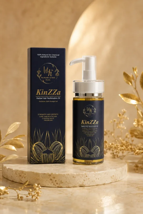 بطری پمپی روغن موی KinZZa کنار بسته‌بندی روی پس‌زمینه طلایی