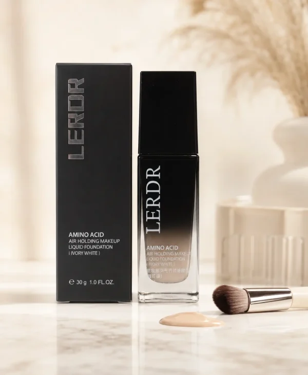 SEL-129-07 (2) کرم پودر مایع LERDR کنار جعبه سیاه و براش آرایشی