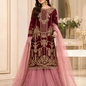 مدل پوشیده با لباس مجلسی زرشکی و دوپته صورتی
