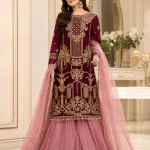 مدل پوشیده با لباس مجلسی زرشکی و دوپته صورتی